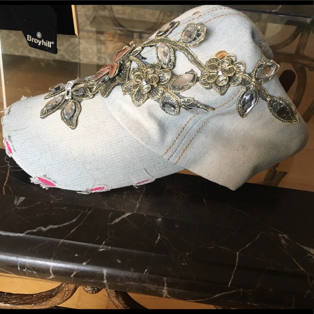 Ladies hat - Picture 2 of 3